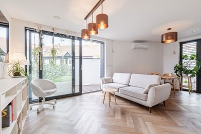 Otevřený prostor s jídelnou a prosklenými dveřmi na zahradu