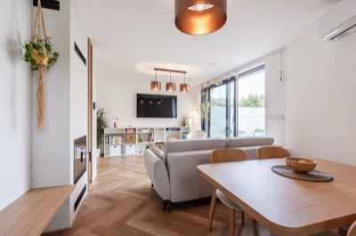 Jídelna s krbem a výhledem do obýváku