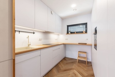 Kuchyně ve tvaru L s dubovou pracovní deskou