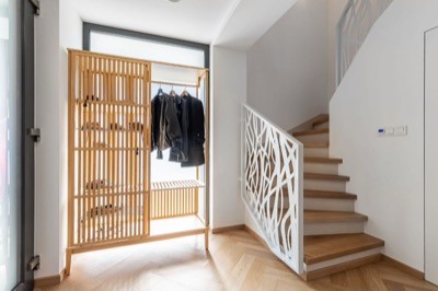 Zádveří s dřevěným věšákem a botníkem