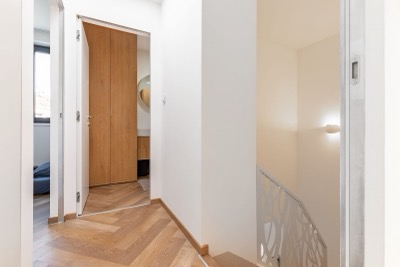 Chodba v patře s koupelnou a ložnicí