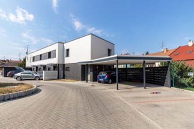 Pohled na dům s přístřeškem pro dvě auta