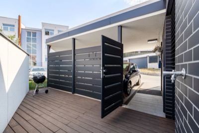 Terasa s brankou do zahrady a grilem