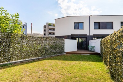 Zahrada s trávníkem a pohled na dům