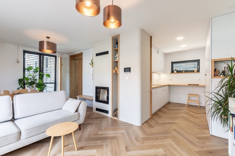 Moderní bydlení Břetislavova, Břeclav – obývací pokoj s krbem